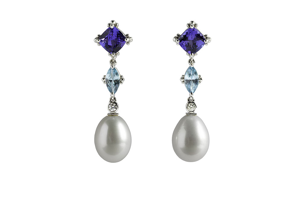 One pair 14 kt yellow gold earrings, iolite, blue zircon, diamonds, pearl drops