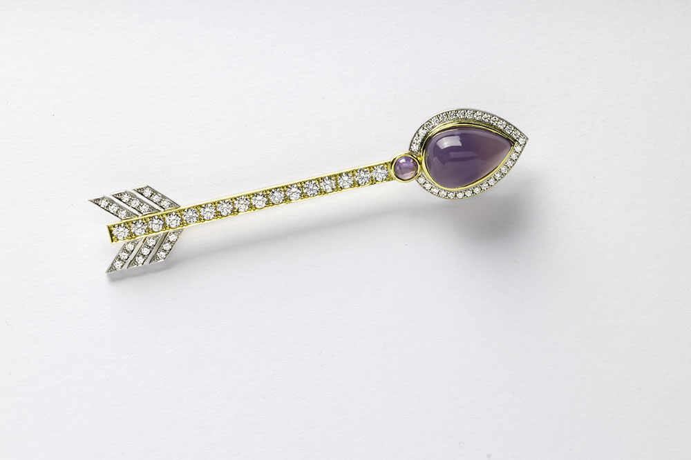 One 18kt yellow gold and platinum brooch, purple chalcedony, round purple sapphire, diamonds