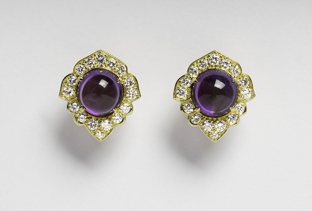 One pair 18kt yellow gold earrings, amethyst, diamonds